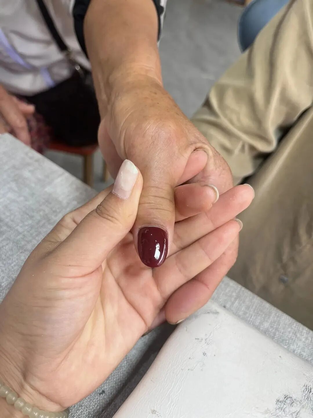 山东一美甲店免费为老人做“摘豆角”美甲,可有效保护指甲,店主回应 山东一美甲店免费为老人做“摘豆角”美甲,可有效保护指甲,店主回应