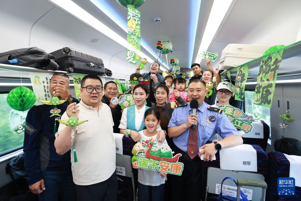 哈铁复兴号变身“端午流动民俗馆” 哈铁复兴号变身“端午流动民俗馆”