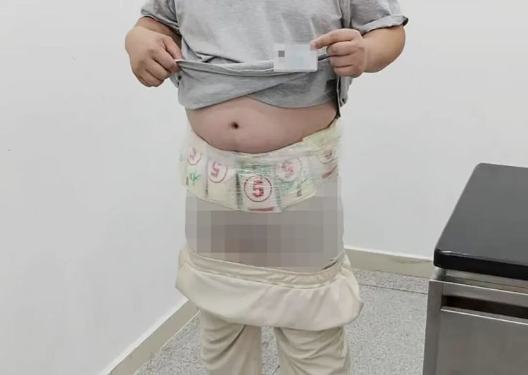 一男子人身绑藏10千克银珠经拱北口岸进境,被当场查获 一男子人身绑藏10千克银珠经拱北口岸进境,被当场查获
