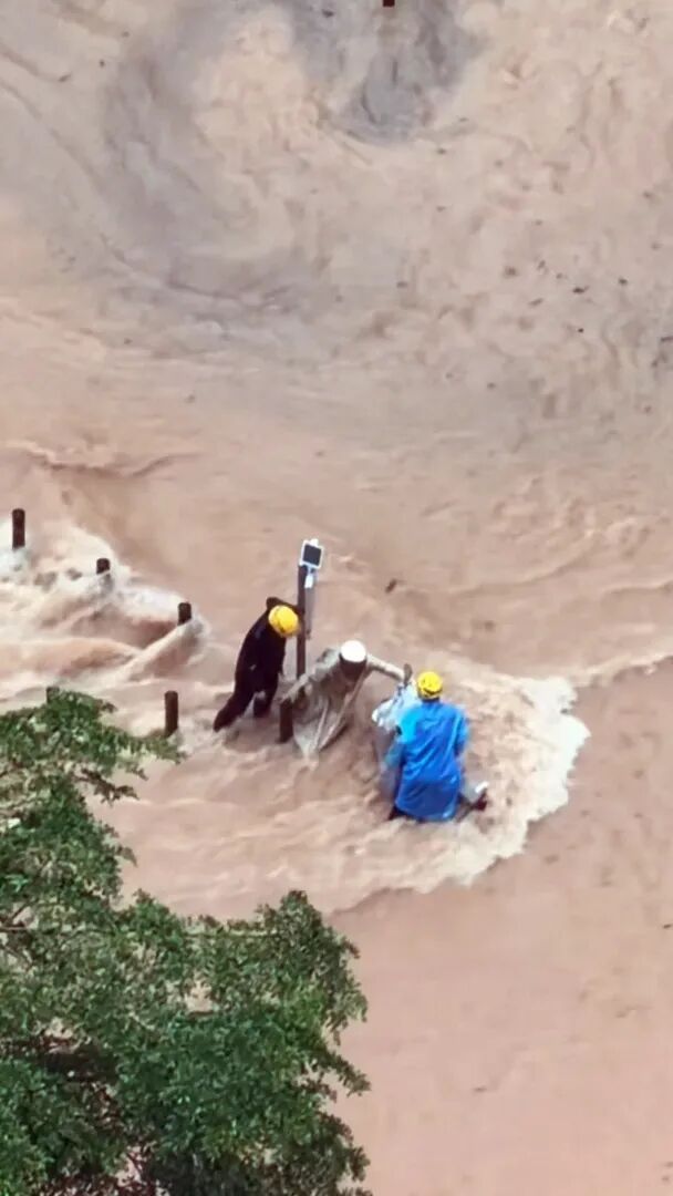 暴雨中,冲进激流救人的两外卖小哥,找到了 暴雨中,冲进激流救人的两外卖小哥,找到了