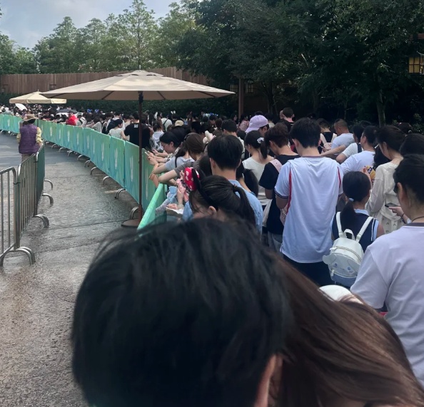 游客集体高喊退票!上海迪士尼乐园致歉 游客集体高喊退票!上海迪士尼乐园致歉