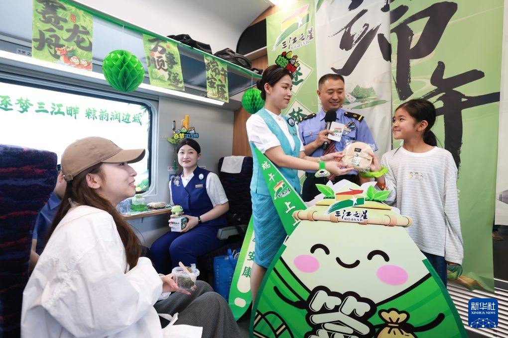 哈铁复兴号变身“端午流动民俗馆” 哈铁复兴号变身“端午流动民俗馆”