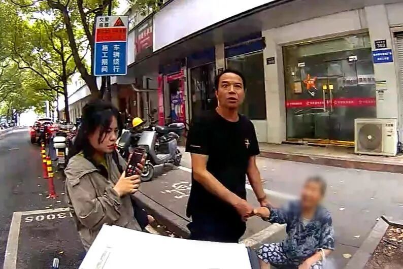 杭州女子上班突然接到电话,88岁母亲走丢了,赶到医院才知道多亏了两位好心人...... 杭州女子上班突然接到电话,88岁母亲走丢了,赶到医院才知道多亏了两位好心人......