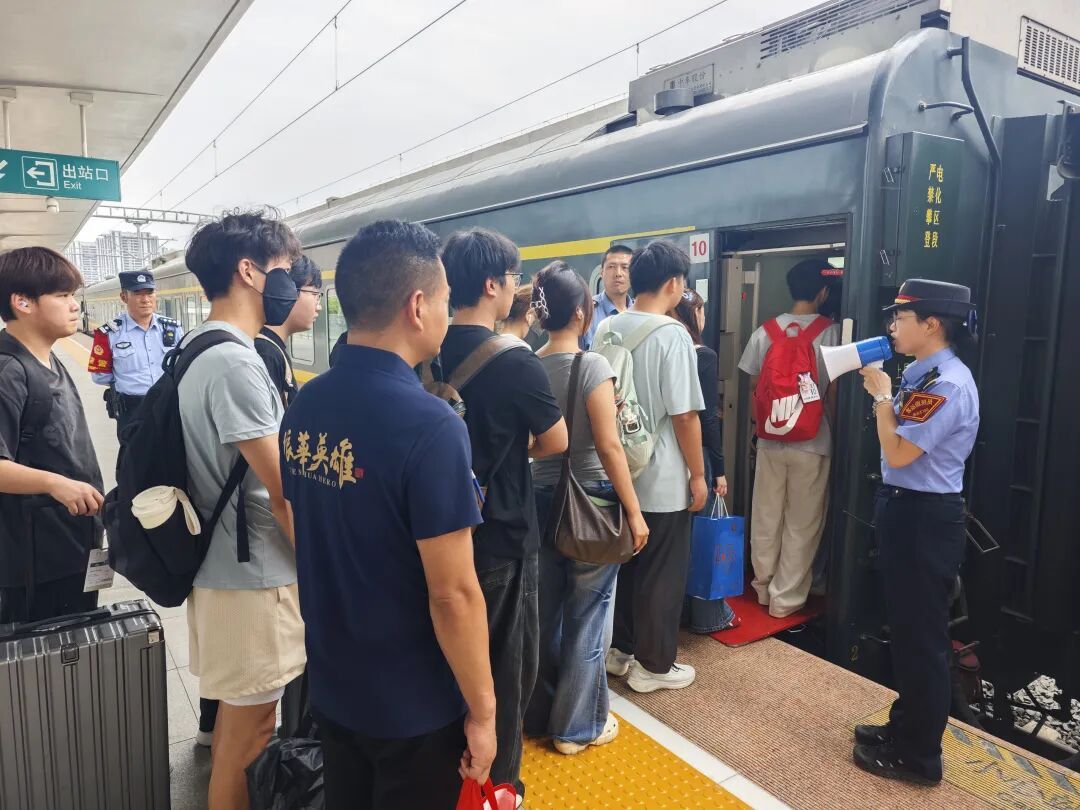 长三角铁路端午节计划增开列车217列,预计发送旅客415万 长三角铁路端午节计划增开列车217列,预计发送旅客415万