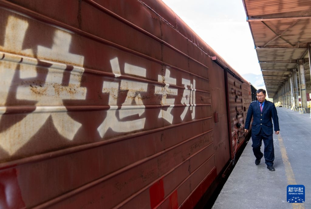青藏铁路拉萨西站货场:20年货物到发总量超1亿吨 青藏铁路拉萨西站货场:20年货物到发总量超1亿吨