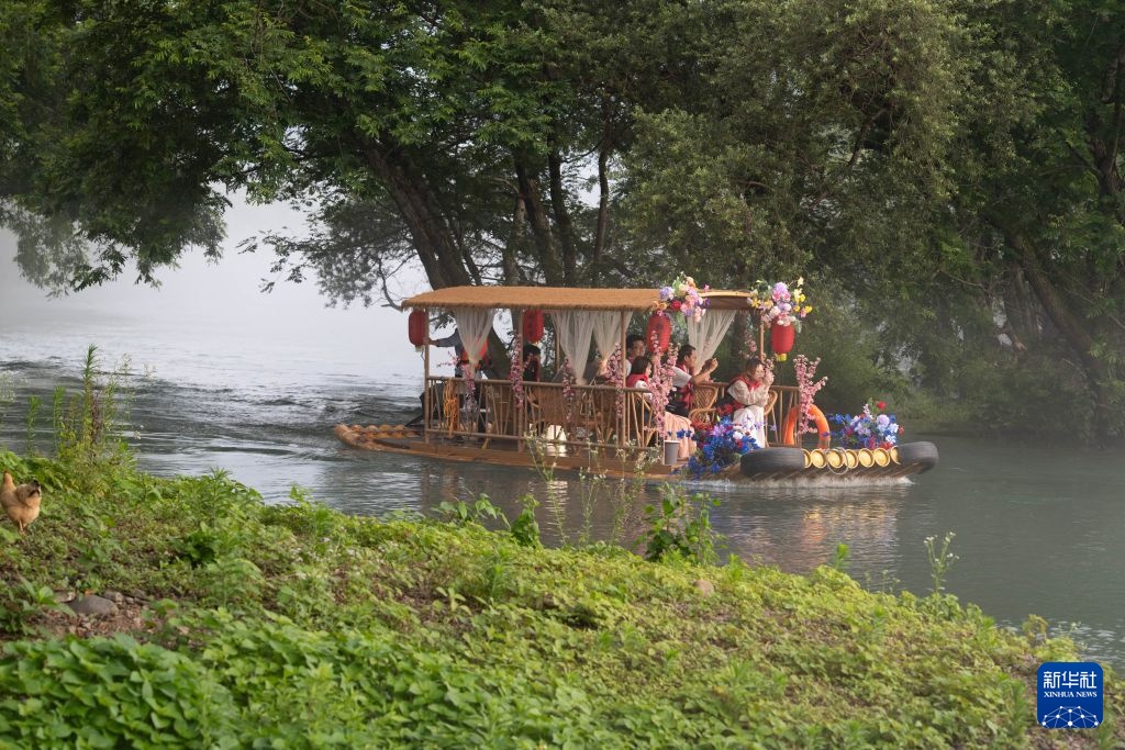 龙舟竞渡桃花潭 文旅焕新山水间