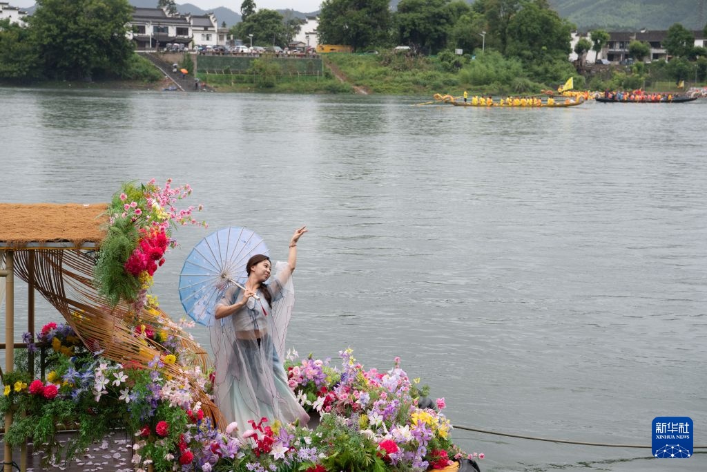 龙舟竞渡桃花潭 文旅焕新山水间