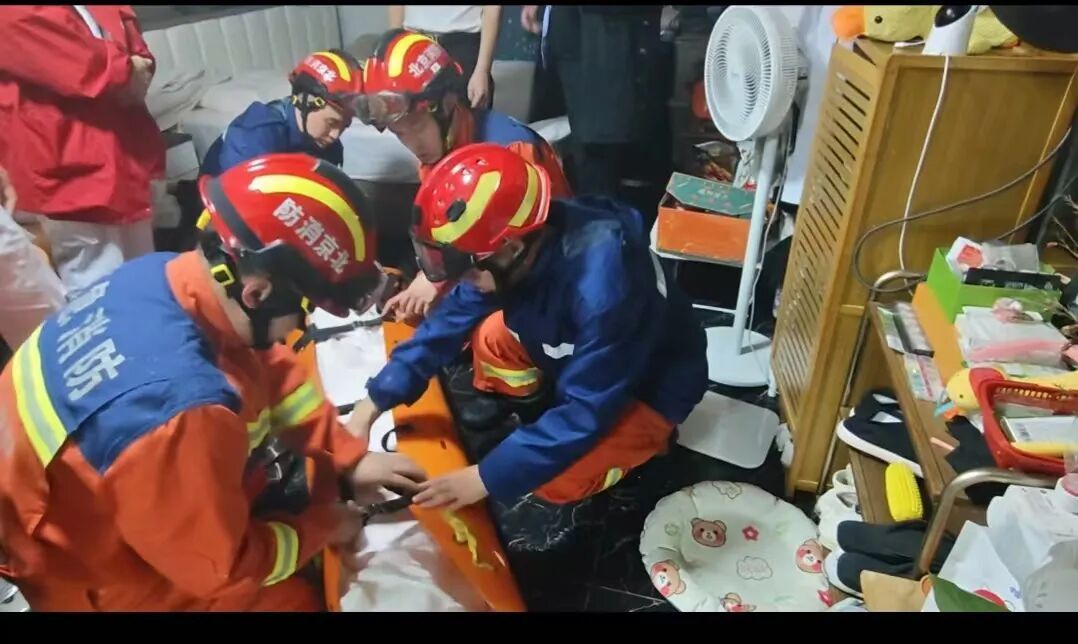 雨夜驰援暖人心 医消联动紧急转运伤员就医 雨夜驰援暖人心 医消联动紧急转运伤员就医