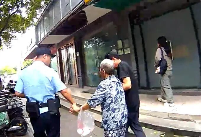 杭州女子上班突然接到电话,88岁母亲走丢了,赶到医院才知道多亏了两位好心人...... 杭州女子上班突然接到电话,88岁母亲走丢了,赶到医院才知道多亏了两位好心人......
