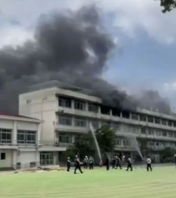 日本一小学发生火灾,已出动51辆消防车,约300名学生被疏散 日本一小学发生火灾,已出动51辆消防车,约300名学生被疏散