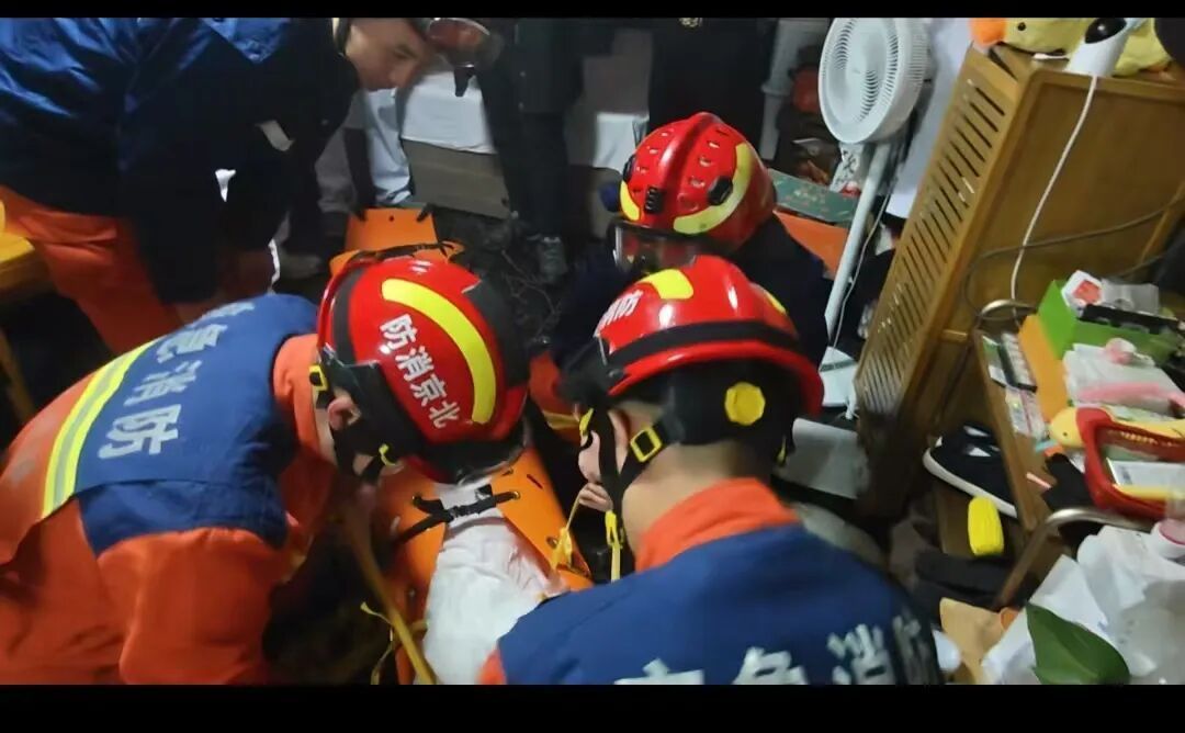 雨夜驰援暖人心 医消联动紧急转运伤员就医 雨夜驰援暖人心 医消联动紧急转运伤员就医