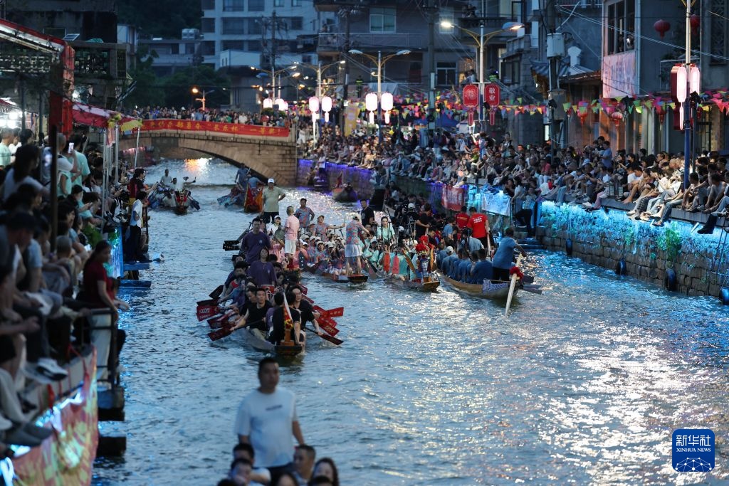 一村烟火夜龙舟 一村烟火夜龙舟