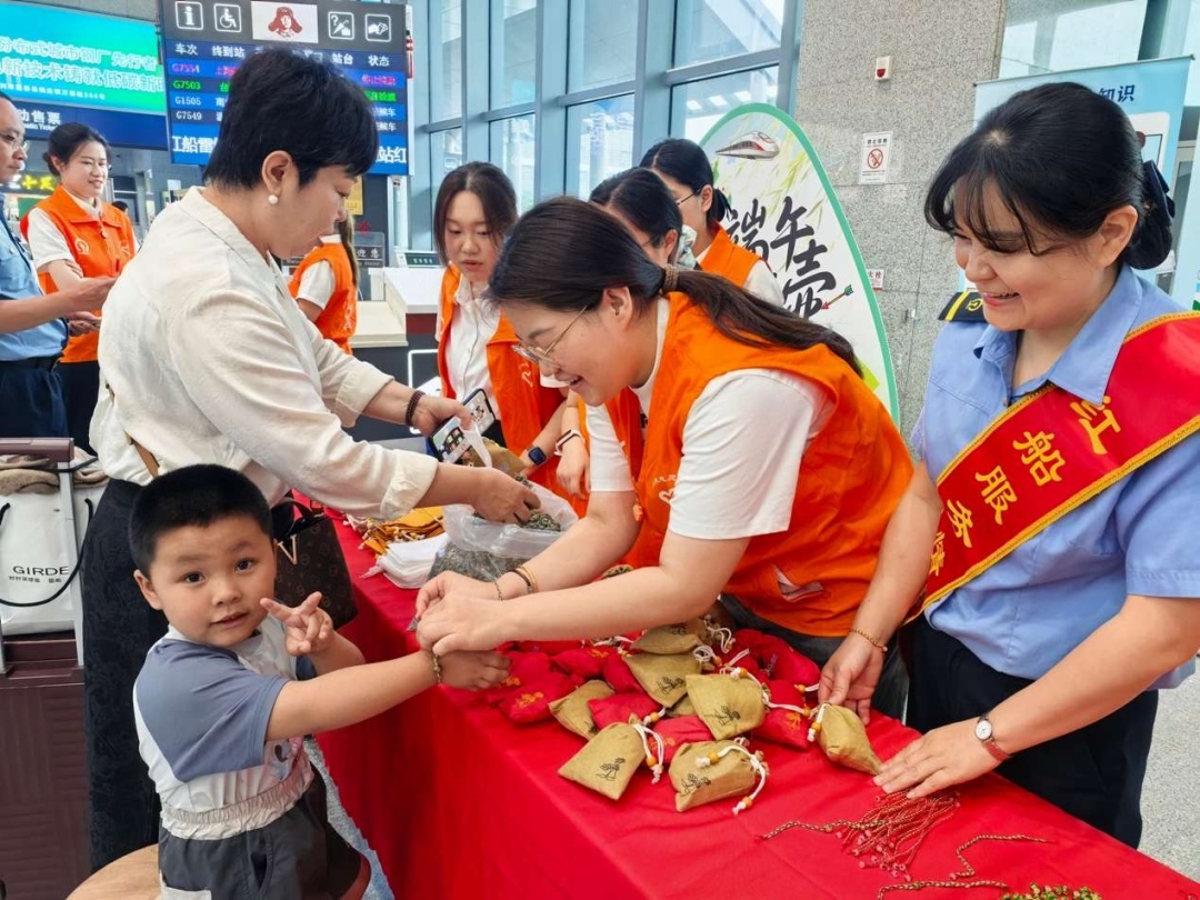 长三角铁路端午节计划增开列车217列,预计发送旅客415万 长三角铁路端午节计划增开列车217列,预计发送旅客415万
