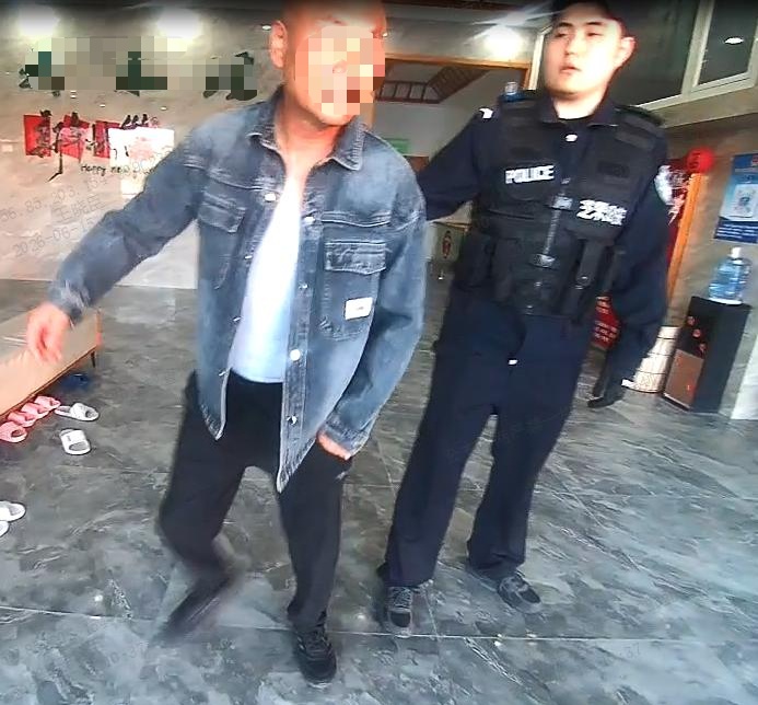 男子一天内先后在三家洗浴中心扬言要轻生，起因竟是欲洗“霸王澡”，目前已被批捕
