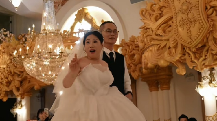 广州一对兄妹谎称拍全家福，实则为父母补办婚礼，母亲看到海报才知道新娘是自己