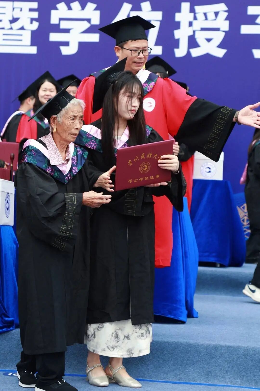 毕业典礼上,女生邀请奶奶上台接受 “拨穗”,“我是爷爷奶奶带大的孩子”! 毕业典礼上,女生邀请奶奶上台接受 “拨穗”,“我是爷爷奶奶带大的孩子”!