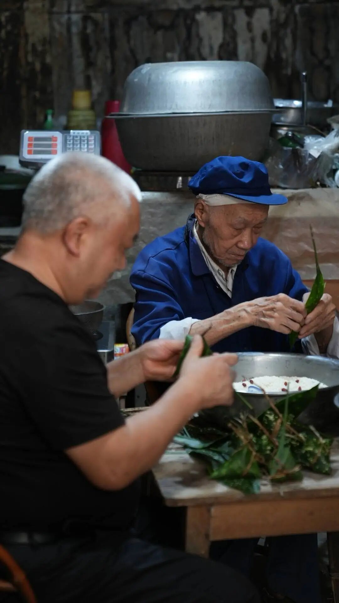 绝不涨价！一个粽子只卖5毛钱这件事，92岁“粽子爷爷”坚持了快20年