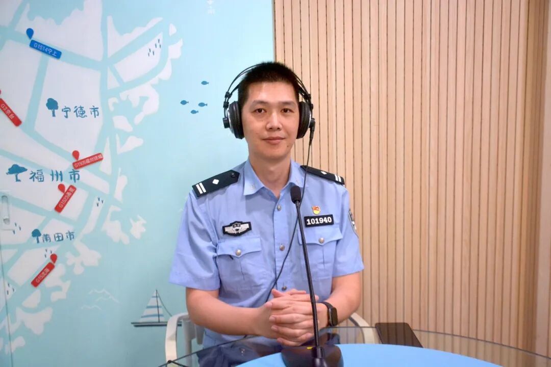 核载3人塞11人,货车变“客车”?交警当场查获 核载3人塞11人,货车变“客车”?交警当场查获