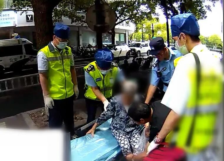 杭州女子上班突然接到电话,88岁母亲走丢了,赶到医院才知道多亏了两位好心人...... 杭州女子上班突然接到电话,88岁母亲走丢了,赶到医院才知道多亏了两位好心人......
