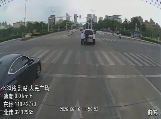 镇江一路口,公交司机和热心乘客合力推车! 镇江一路口,公交司机和热心乘客合力推车!