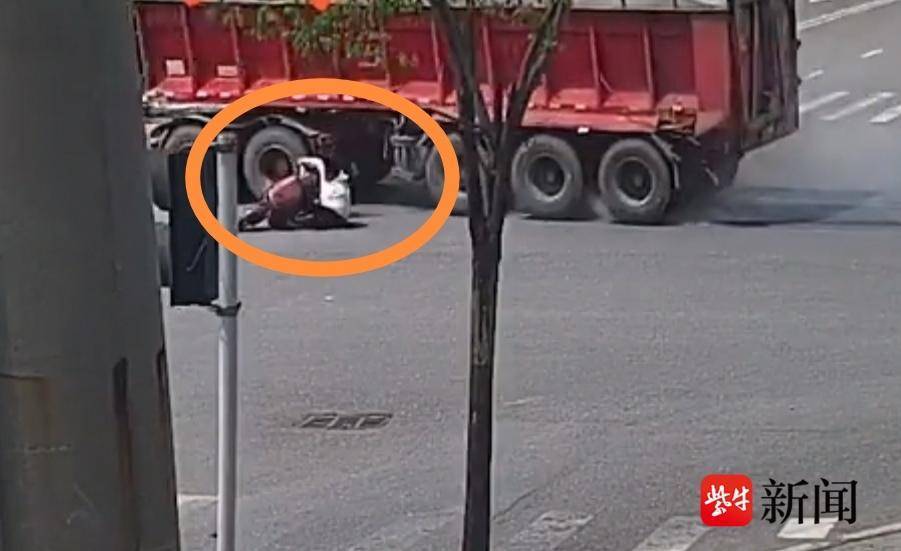 13岁少年骑电动自行车闯红灯,险遭半挂车碾压!交警:少年承担全责 13岁少年骑电动自行车闯红灯,险遭半挂车碾压!交警:少年承担全责