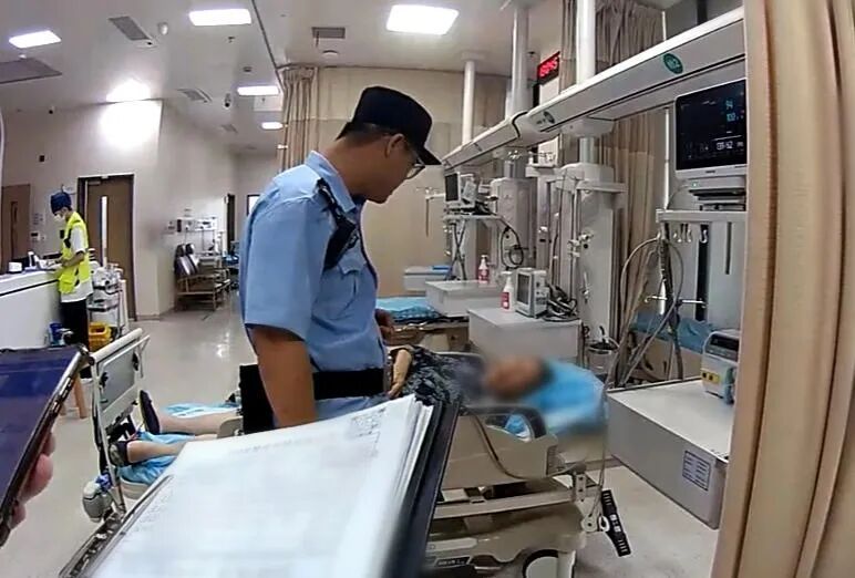 杭州女子上班突然接到电话,88岁母亲走丢了,赶到医院才知道多亏了两位好心人...... 杭州女子上班突然接到电话,88岁母亲走丢了,赶到医院才知道多亏了两位好心人......