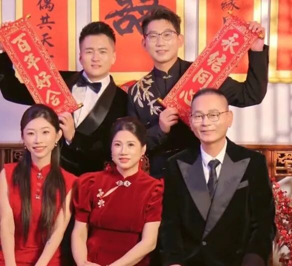 广州一对兄妹谎称拍全家福，实则为父母补办婚礼，母亲看到海报才知道新娘是自己
