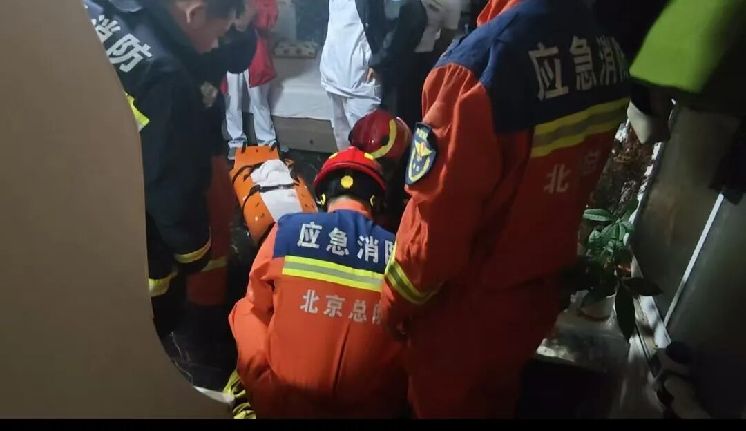 雨夜驰援暖人心 医消联动紧急转运伤员就医 雨夜驰援暖人心 医消联动紧急转运伤员就医