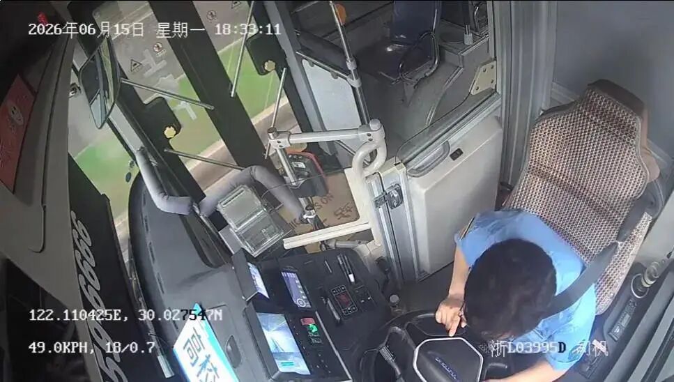 公交司机驾驶中突发心梗离世,年仅43岁,昏迷前两次踩刹,保护了车上12名乘客 公交司机驾驶中突发心梗离世,年仅43岁,昏迷前两次踩刹,保护了车上12名乘客