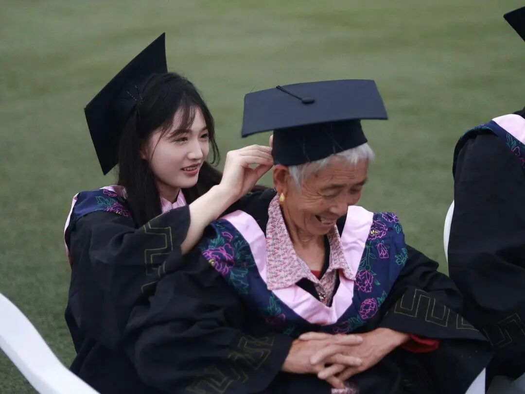 毕业典礼上,女生邀请奶奶上台接受 “拨穗”,“我是爷爷奶奶带大的孩子”! 毕业典礼上,女生邀请奶奶上台接受 “拨穗”,“我是爷爷奶奶带大的孩子”!