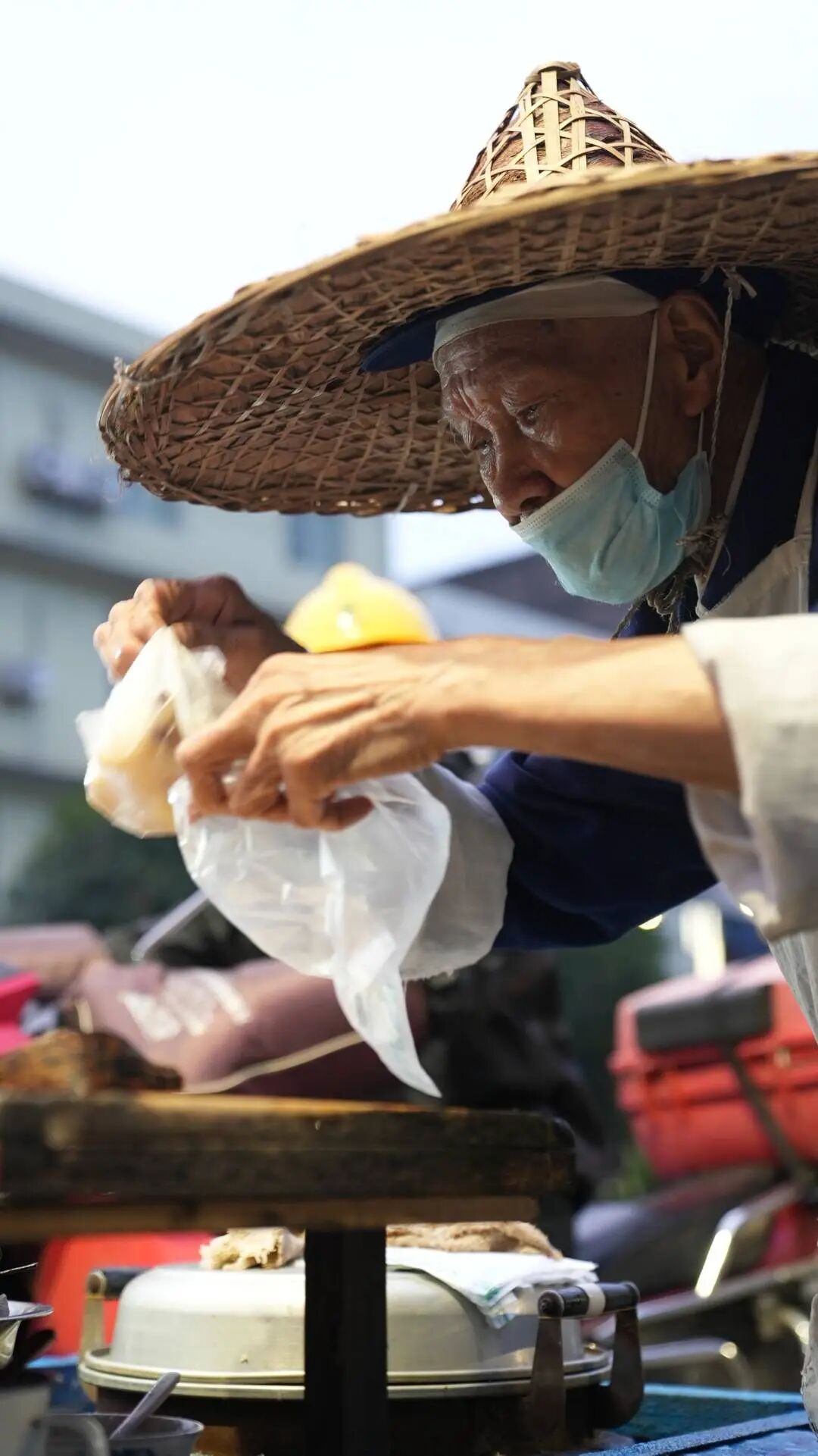 绝不涨价！一个粽子只卖5毛钱这件事，92岁“粽子爷爷”坚持了快20年