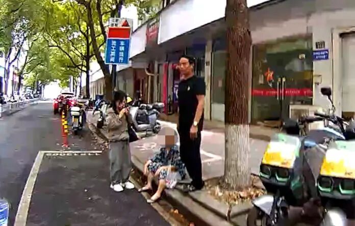 杭州女子上班突然接到电话,88岁母亲走丢了,赶到医院才知道多亏了两位好心人...... 杭州女子上班突然接到电话,88岁母亲走丢了,赶到医院才知道多亏了两位好心人......
