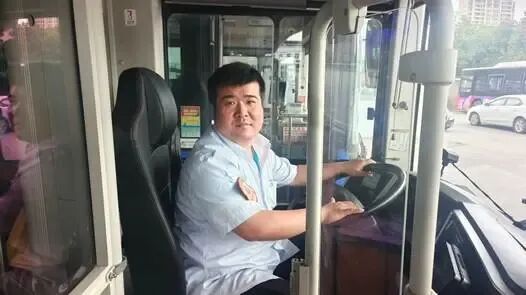 镇江一路口,公交司机和热心乘客合力推车! 镇江一路口,公交司机和热心乘客合力推车!