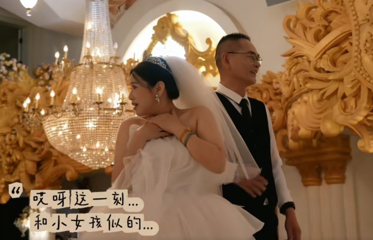 广州一对兄妹谎称拍全家福，实则为父母补办婚礼，母亲看到海报才知道新娘是自己