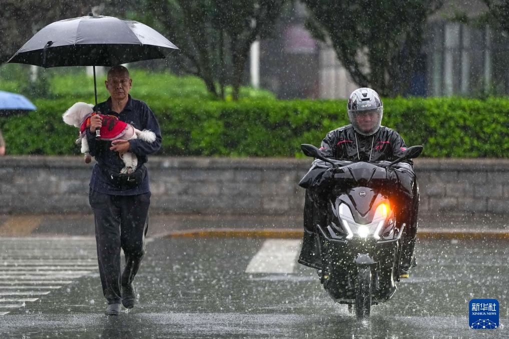 中央气象台发布暴雨黄色预警:今早至明早,广东、广西、湖南、湖北、江西、安徽等地有大到暴雨;内蒙古、黑龙江等地有10级以上雷暴大风 中央气象台发布暴雨黄色预警:今早至明早,广东、广西、湖南、湖北、江西、安徽等地有大到暴雨;内蒙古、黑龙江等地有10级以上雷暴大风