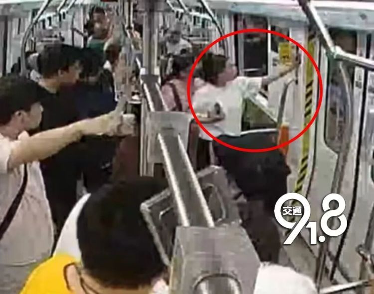 杭州地铁上女乘客突然倒地！车门一开，众人齐刷刷“出手”