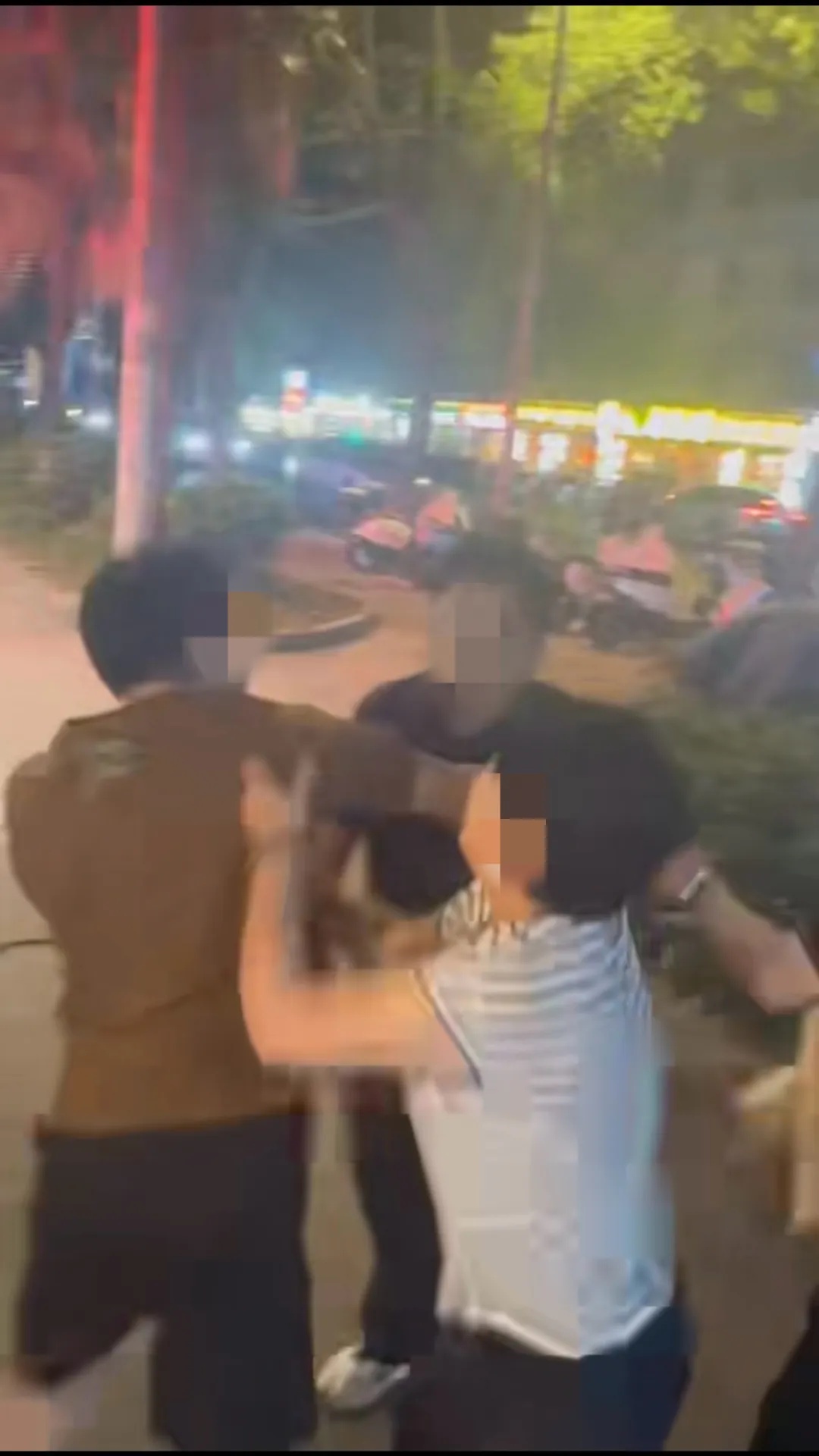 “有孕妇，不要抽烟”男子餐馆内劝阻吸烟者反被殴打，打人者被罚500元......