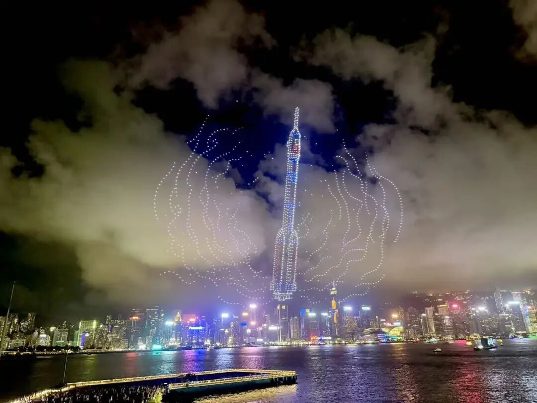 “黎家盈”闪耀维港夜空！香港市民：璀璨 骄傲！