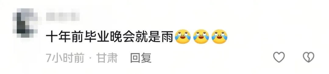 网友:“这是你们校长的签售会吗?” 网友:“这是你们校长的签售会吗?”