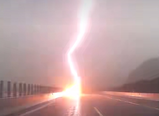 “一道闪光,车就熄火了”!事发珠海一高速,闪电落在车辆附近 “一道闪光,车就熄火了”!事发珠海一高速,闪电落在车辆附近