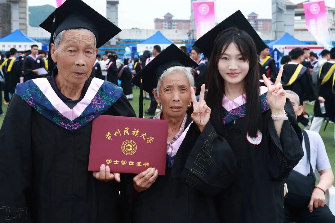 毕业典礼上,女孩带奶奶上台“拨穗”~网友:老人的麦穗,丰收了 毕业典礼上,女孩带奶奶上台“拨穗”~网友:老人的麦穗,丰收了
