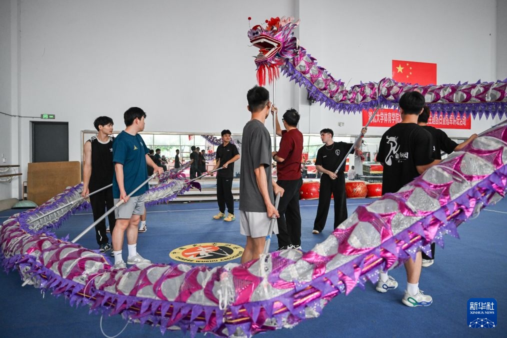 龙狮团有个“洋教练” 龙狮团有个“洋教练”