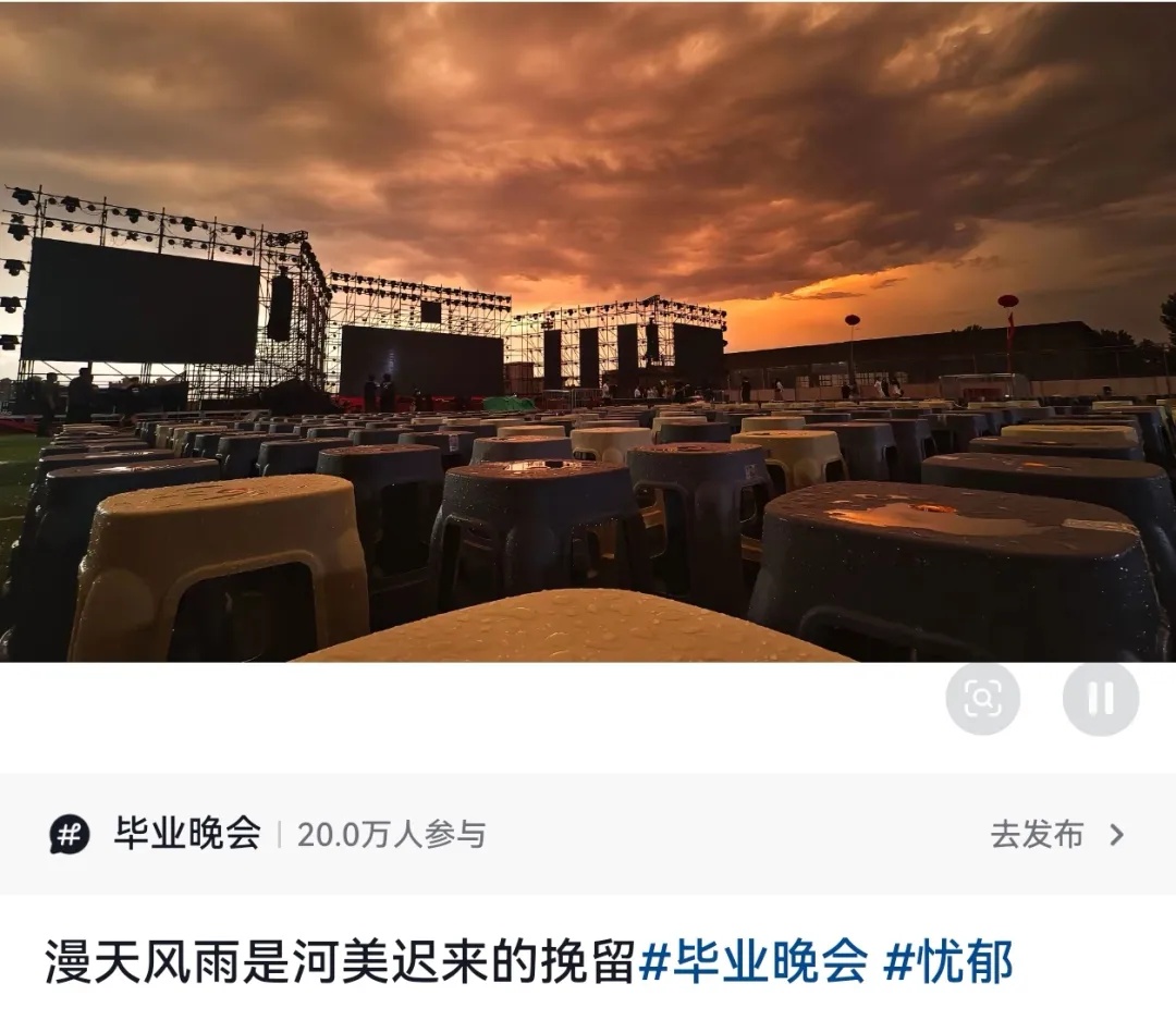 网友:“这是你们校长的签售会吗?” 网友:“这是你们校长的签售会吗?”