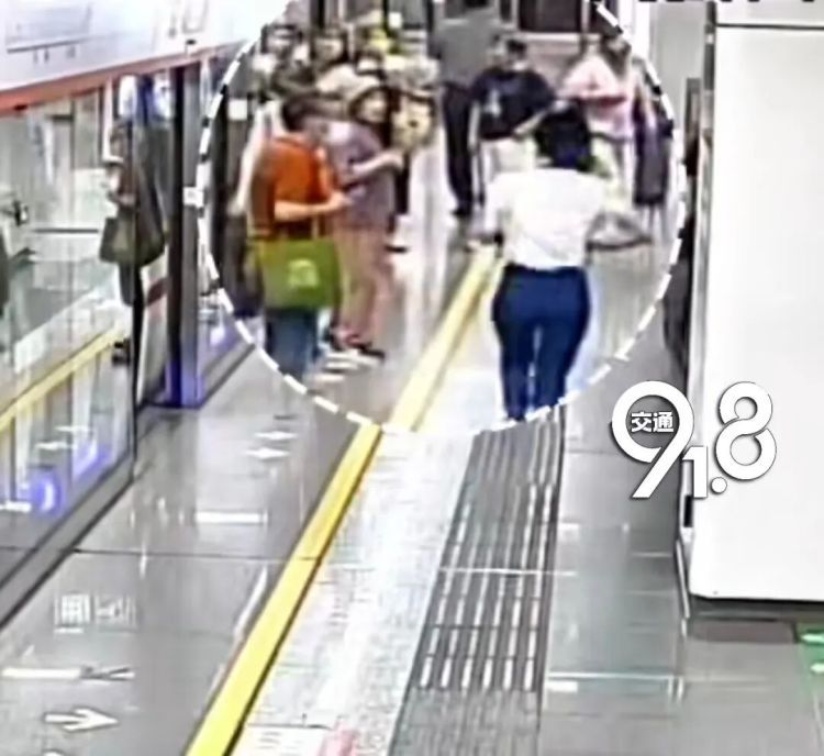 杭州地铁上女乘客突然倒地！车门一开，众人齐刷刷“出手”