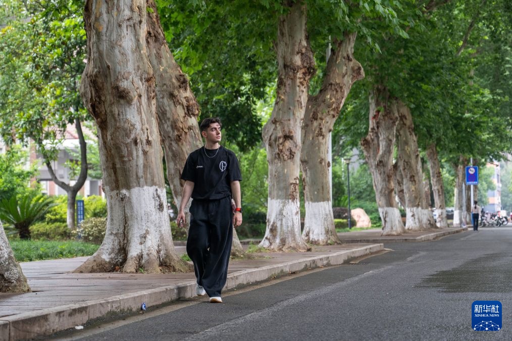 龙狮团有个“洋教练” 龙狮团有个“洋教练”