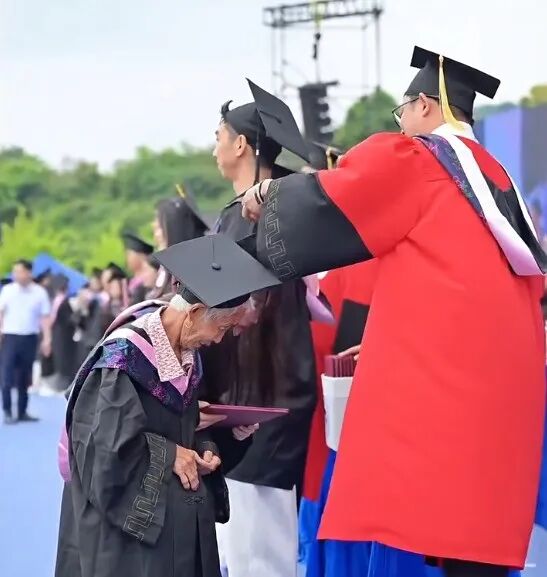 毕业典礼上,女孩带奶奶上台“拨穗”~网友:老人的麦穗,丰收了 毕业典礼上,女孩带奶奶上台“拨穗”~网友:老人的麦穗,丰收了