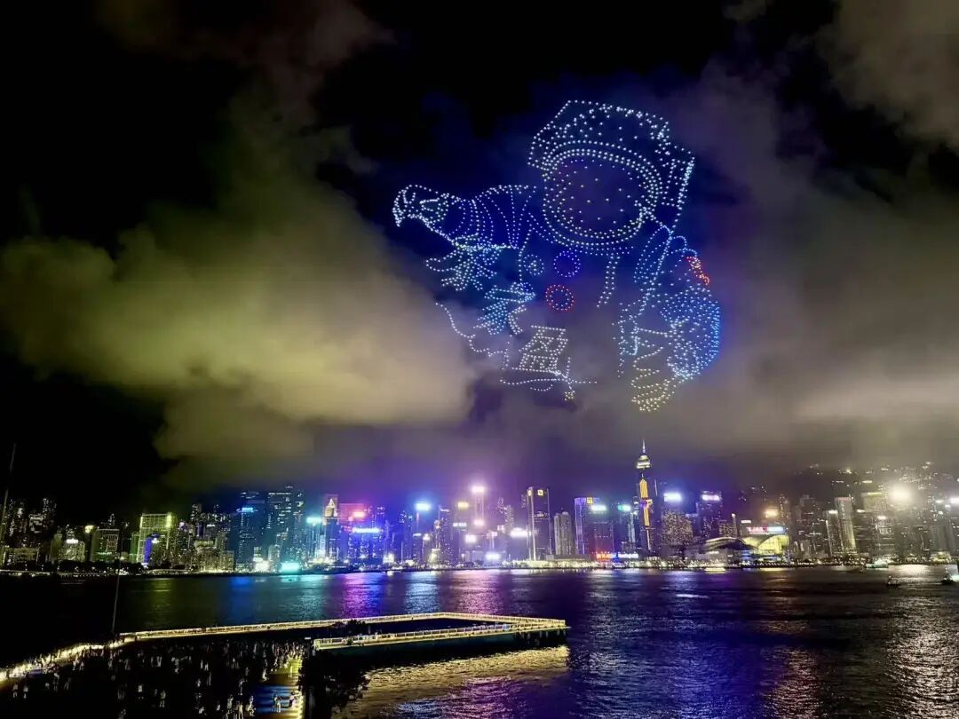 “黎家盈”闪耀维港夜空！香港市民：璀璨 骄傲！