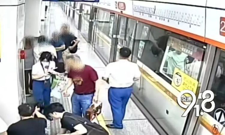 杭州地铁上女乘客突然倒地！车门一开，众人齐刷刷“出手”