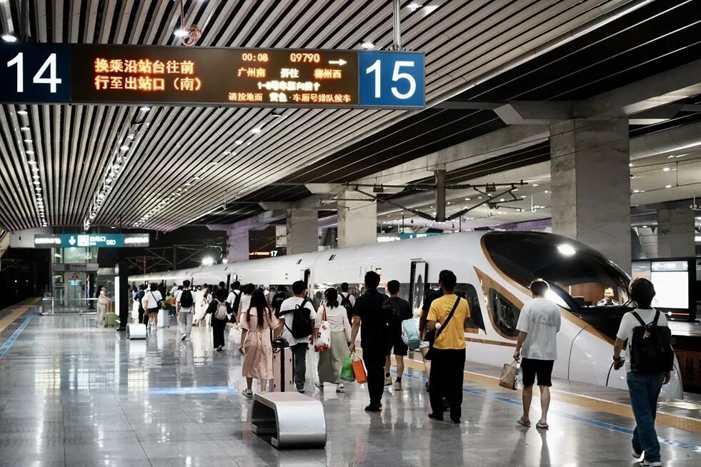 端午假期，广州南站加开92趟夜间高铁