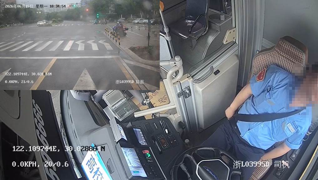 公交车司机周俞经抢救无效离世,年仅43岁!监控记录下揪心的2分20秒…… 公交车司机周俞经抢救无效离世,年仅43岁!监控记录下揪心的2分20秒……